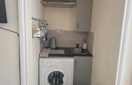 Reading House | Town Centre Studio - Sleeps 2 - Parking