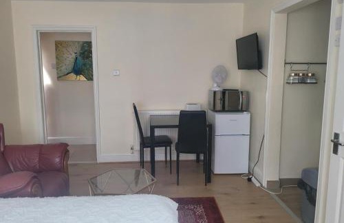 Reading House | Town Centre Studio - Sleeps 2 - Parking