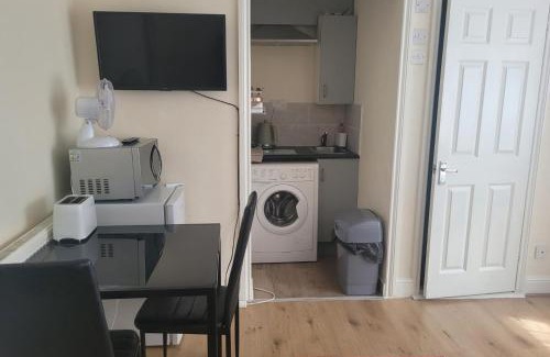 Reading House | Town Centre Studio - Sleeps 2 - Parking