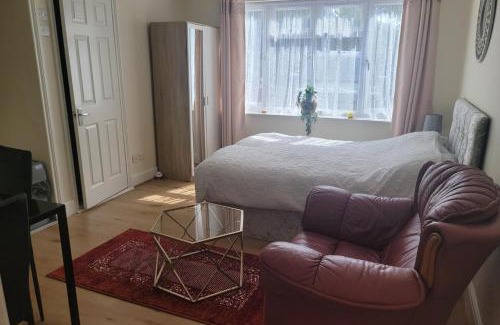 Reading House | Town Centre Studio - Sleeps 2 - Parking