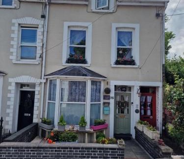 Bridgend Apartment | Town Cottage ground floor appartment