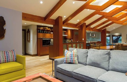 Blackcomb House | Townhome by golf course w/hot tub & fireplace