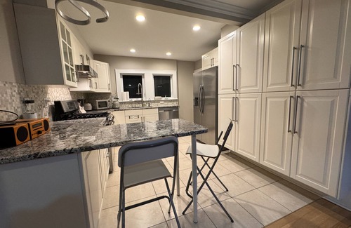 Lexington House | Townhome in Lexington - 2 Bedroom 2 Bathroom Fully Stocked Home