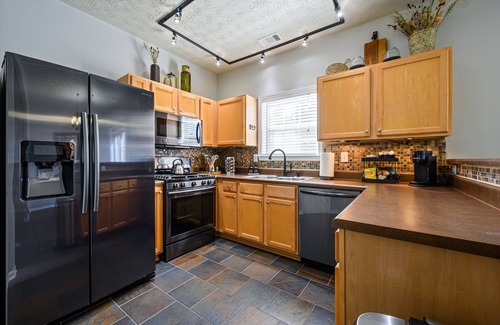 Woodstock House | Townhome Near Outlets — 10% Week/15% Month