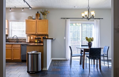 Woodstock House | Townhome Near Outlets — 10% Week/15% Month