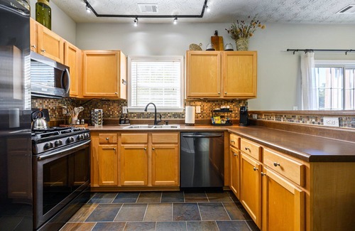 Woodstock House | Townhome Near Outlets — 10% Week/15% Month