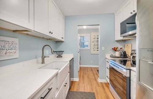 Saint Simons Heights House | Townhome with pool and gym access!