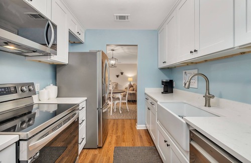 Saint Simons Heights House | Townhome with pool and gym access!