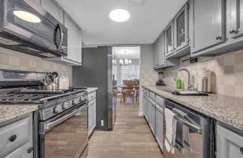 Sandy Springs Apartment | Townhouse in ATL Suburbs,Backyard & Parking!
