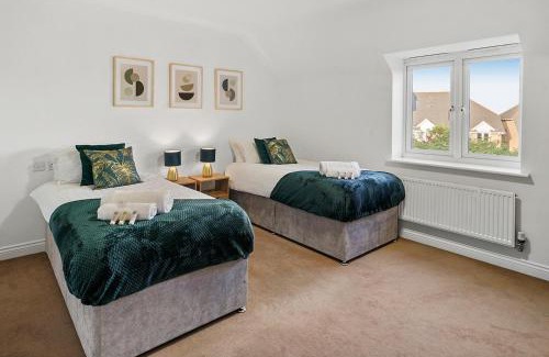 Dartford House | Townhouse in Dartford sleeps 8 with free parking