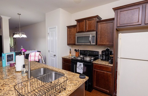 Charlotte House | Townhouse near uptown & airport 5mins from Pineville Lake Park & near outlet