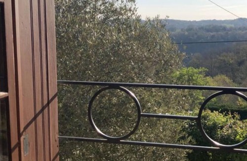 Mauzac-et-Grand-Castang Cottage | Traditional stone cottage, private swimming pool and garden with stunning views