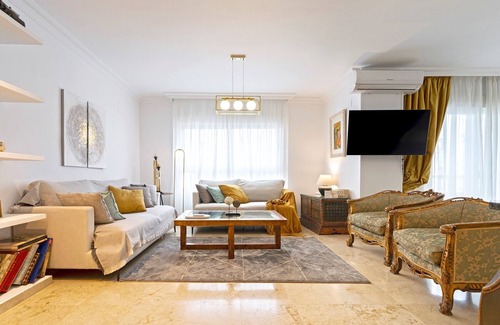 Figares Apartment | Traditional 4 bedrooms apartment in the center of Granada. Martinez Campos