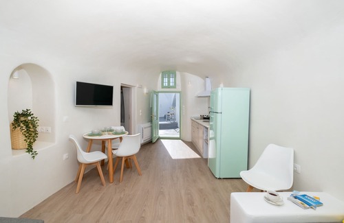 Pyrgos House | Traditional Bright Cave House