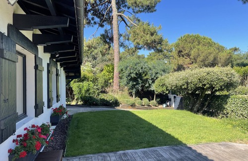 La Teste-de-Buch Villa | Traditional Basque villa with swimming pool, terraces, beach and shops on foot.