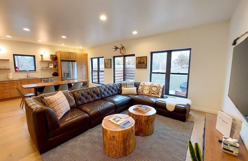 Winthrop House | Trails End A - 3 bedroom modern Winthrop townhome