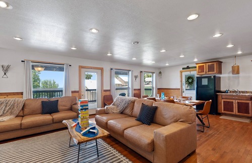 South Pittsburg Cabin | Trails End Cabin with a hot tub, fire pit, & indoor pool!