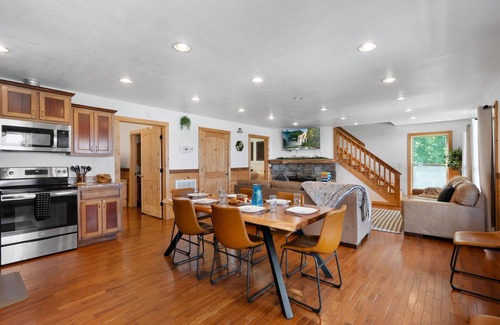 South Pittsburg Cabin | Trails End Cabin with a hot tub, fire pit, & indoor pool!