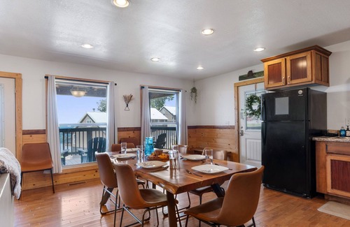 South Pittsburg Cabin | Trails End Cabin with a hot tub, fire pit, & indoor pool!