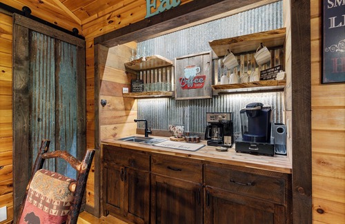 Morganton Cabin | Trails End Lodge - 5 BR cabin in Morganton with Games, WiFi, Hot Tub