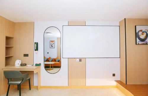 District 10 Apartment | Tranh Đông Hồ