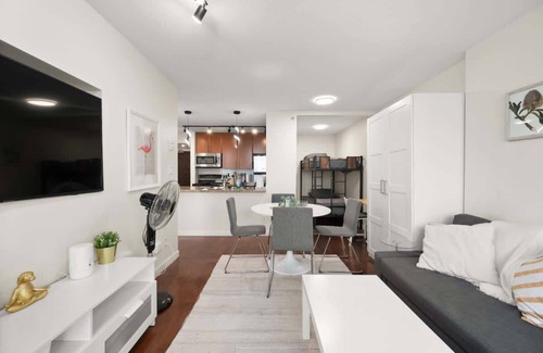 Crosstown Apartment | Tranquil 1BR Condo with Yacht-Style Cabin Vibes~