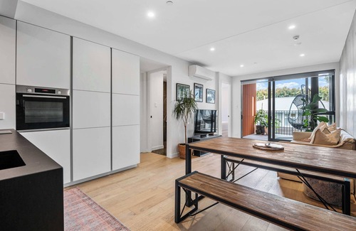 Point Chevalier Apartment | Tranquil 2 Bd Apt with AC, WIFI, & 10 min from CBD
