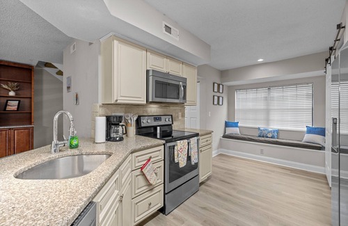 Northwest Raleigh House | Tranquil 2-bedroom townhome in Raleigh. Close to shopping and restaurants.