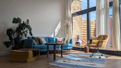 Stratford Apartment | Tranquil & Bright by The Canal
