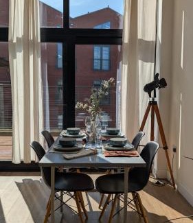 Stratford Apartment | Tranquil & Bright by The Canal