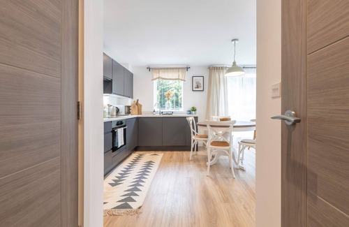 Stroud Apartment | Tranquil Cotswolds Retreat: Stylish 1-Bed