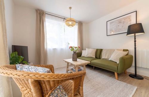 Stroud Apartment | Tranquil Cotswolds Retreat: Stylish 1-Bed