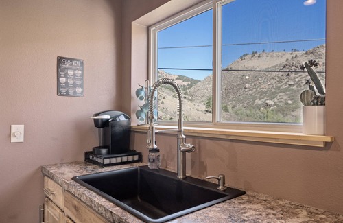 Fort Collins Apartment | Tranquil Cottage Guest House- 5 minute walk to Horsetooth lake!