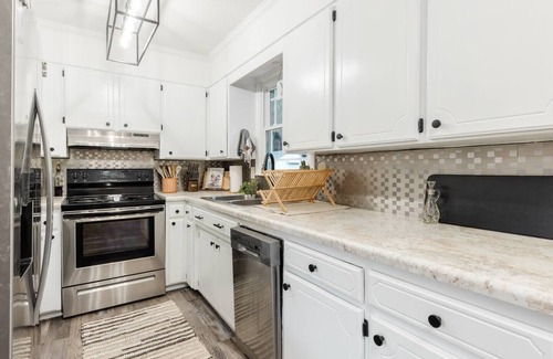 Boiling Springs House | Tranquil & Cozy ~ Queen Beds, Porch, Backyard, BBQ