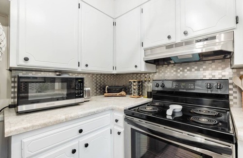 Boiling Springs House | Tranquil & Cozy ~ Queen Beds, Porch, Backyard, BBQ