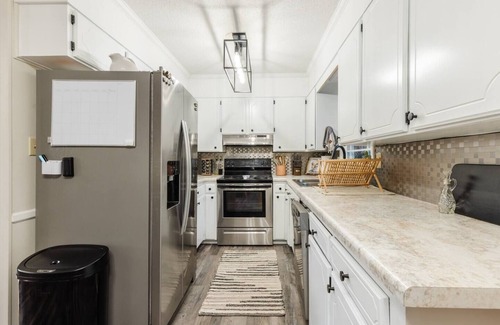 Boiling Springs House | Tranquil & Cozy ~ Queen Beds, Porch, Backyard, BBQ