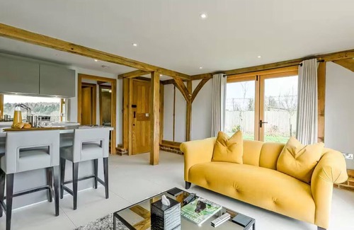 Upper Hardres House | Tranquil Elm Lodge Escape in Canterbury