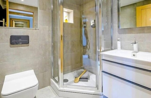 Upper Hardres House | Tranquil Elm Lodge Escape in Canterbury