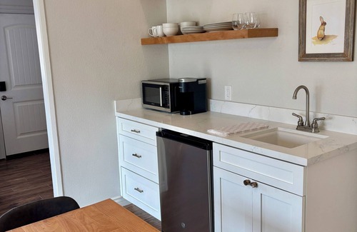 Thousand Oaks Apartment | Tranquil guest suite/private entrance/patio/Tesla charger/central Thousand Oaks