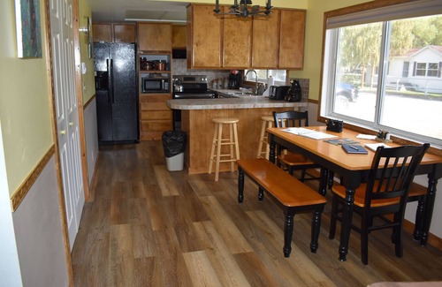 Gardiner House | Tranquil Home on Yellowstone River. See other home #4914516 for large families