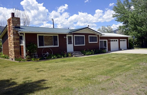 Gardiner House | Tranquil Home on Yellowstone River. See other home #4914516 for large families