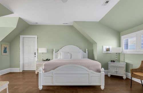 Historic Downtown Manteo Apartment | Tranquil House Inn - Downtown Waterfront Manteo - 1 King Large Premium Room 32