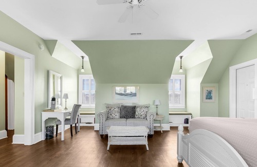 Historic Downtown Manteo Apartment | Tranquil House Inn - Downtown Waterfront Manteo - 1 King Large Premium Room 32