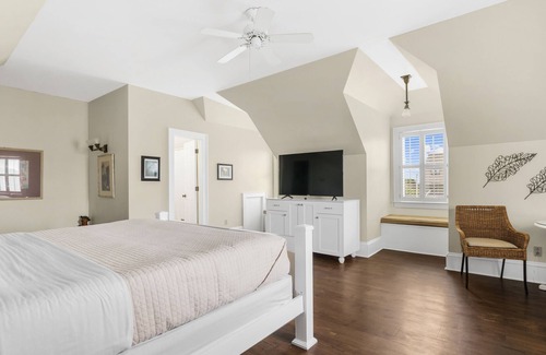 Historic Downtown Manteo Apartment | Tranquil House Inn - Downtown Waterfront Manteo - 1 King Large Premium Room 37