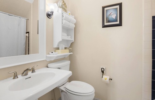 Historic Downtown Manteo Apartment | Tranquil House Inn - Downtown Waterfront Manteo - 1 King Large Premium Room 37