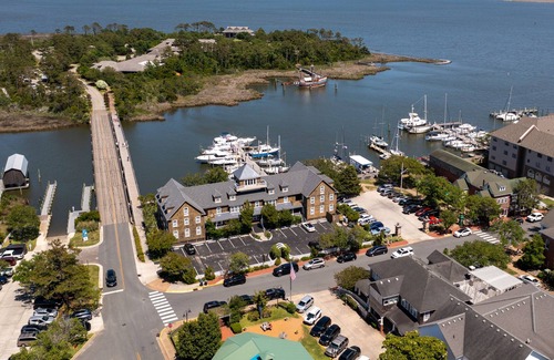 Historic Downtown Manteo Apartment | Tranquil House Inn - Downtown Waterfront Manteo - 1 King Large Premium Room 37
