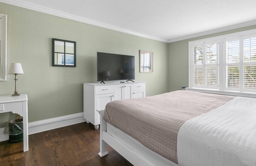 Historic Downtown Manteo Apartment | Tranquil House Inn - Downtown Waterfront Manteo - 1 King Standard Room 24