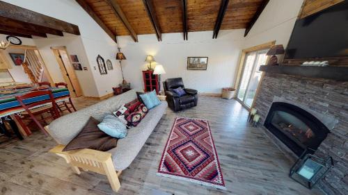 Red River House | Tranquil Little Cabin On The River With High Speed Wifi