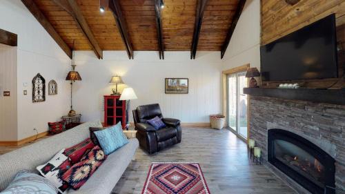 Red River House | Tranquil Little Cabin On The River With High Speed Wifi