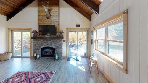 Red River House | Tranquil Little Cabin On The River With High Speed Wifi